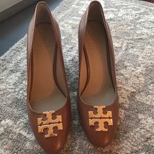 NEVER WORN - Tory Burch Raleigh Wedges - Size 8